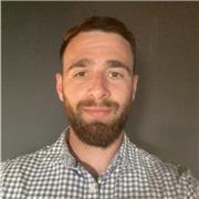 Titulaire d’un master en marketing , donne cours